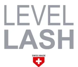 Logotipo gris con el texto LEVEL LASH sobre el sello Swiss Made con una cruz blanca en un escudo rojo