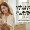 Madre e hija sonrientes con batas de seda beige sosteniendo productos de cuidado facial en un baño moderno y luminoso